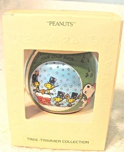 Hallmark Unbreakable "Peanuts" 1980 Satin Ornament QX216-1 Tree-Trimmer - Picture 1 of 6