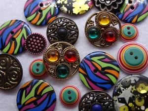 FUN FABULOUS VINTAGE BUTTONS Striped Jeweled ++ - Picture 1 of 3