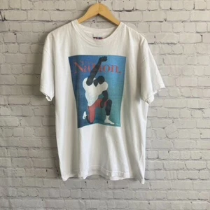 2017 The Nation by Eric Drooker Grafik T-Shirt weiß Größe Large - Bild 1 von 10