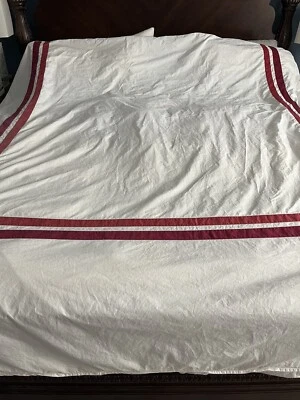 Edredón Restauración Hardware King blanco con rayas de hotel color arándano Foto 1 de 4