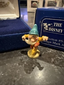 WALT DISNEY SNOW WHITE SEVEN DWARFS GOEBEL FIGURINE BASHFUL Miniature 165-P - Picture 1 of 5