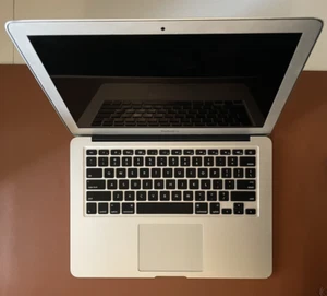 MacBook Air 13-inch 1.6 GHz Dual-Core Intel Core i5 8 GB 1600 MHz DDR3 Intel HD - Picture 1 of 9