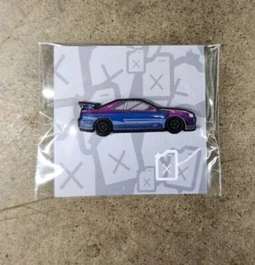 Caja de gasolina Nissan Skyline GTR R34 Nismo coche de carreras pin esmalte botón caja de gasolina - Imagen 1 de 3