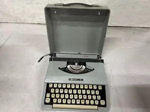 Royal Quiet De Luxe Portable Typewriter w/ Hard Case - Picture 1 of 4