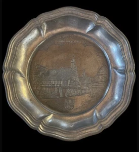 "Placa de peltre antigua del antiguo ayuntamiento de Konigsbach, Alemania, iglesia, pueblo, bandera 4,5" - Imagen 1 de 9