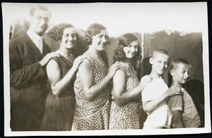 girls and boys in lane, lustiges, ausgefallenes, Vintage Fine Art Foto, 40er Jahre - Bild 1 von 4