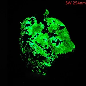 Willemite w/ Andradite Garnet and Biotite fluorescent Franklin specimen 0.59kg - Picture 1 of 8