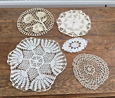 jolis napperons anciens crochet brodé main écru et blanc - linge ancien-lot de 5 - Photo 1/2