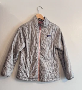 PATAGONIA Acolchado Nano Puff Chaqueta Abrigo Gris Drifter Rosa Niñas Talla XL 14 - Imagen 1 de 5