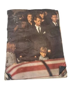 Vintage Life Magazine Featuring JFK Historic Photos and Articles - Imagen 1 de 9