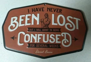 Nuevo letrero cómico de metal de hojalata Daniel Boone perdido y confundido 8"x 5,5"  - Imagen 1 de 9