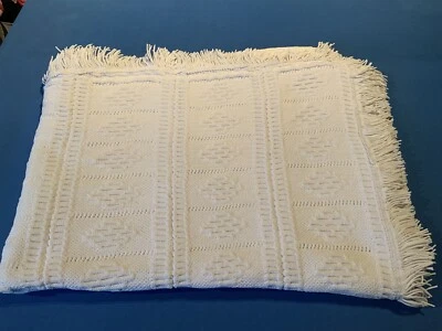 Dessus de lit enfant ou de sofa, ancien en coton blanc, tricoté main, franges - Photo 1/4