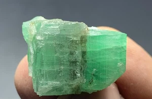 Espécimen de cristal esmeralda natural de 48 quilates de Pakistán - Imagen 1 de 8