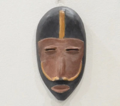 Máscara de madera bruñida africana Dan Liberia Foto 1 de 2