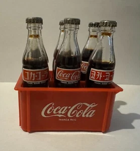 Antigua Coca Cola x 6 Mini Botellas En Caja De Plástico Original Con Contenido MUY ESCASA - Imagen 1 de 6