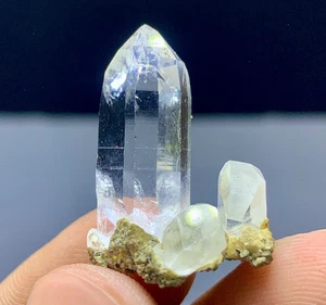 Transparenter abgeschlossener natürlicher wasserklarer Quarzkristall zur Sammlung 25 CTS - Bild 1 von 9