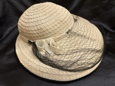 Sombrero de ala ancha de paja vintage de los años 50 con velo y lazo de cinta talla 22 Foto 1 de 4