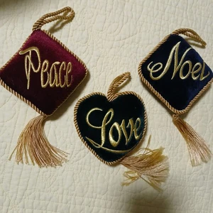 3 Samt Weihnachtsschmuck mit Quasten 4"x4" jeder Peace Love Noel Top  - Bild 1 von 2