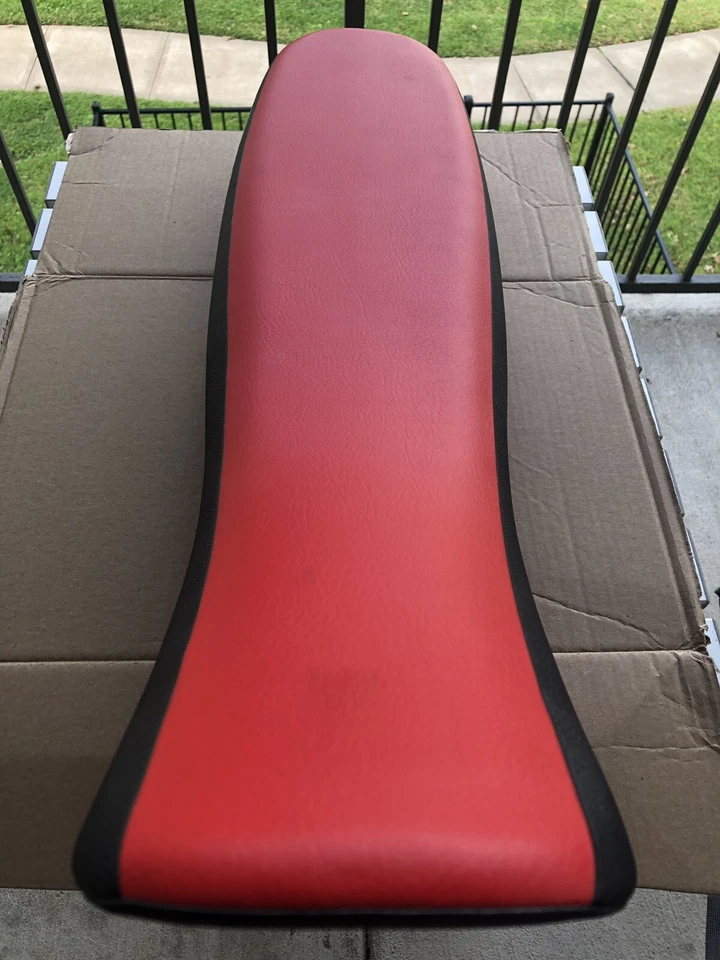Asiento de moto Suzuki - rojo y negro OEM (caja abierta) | Envío gratuito  Foto 1 de 4