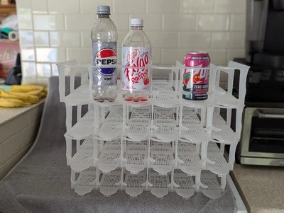 Dispensador de latas y botellas de refresco Visi-Slide alimentado por gravedad deslizamiento para estantes en ángulo nuevo Foto 1 de 4