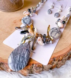 W Stones & Beads Chunky Statement Abalone Shell Howlite Necklace & Earring Set - Picture 1 of 6