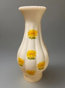 Antigua lámpara de aceite acanalada de vidrio de leche pesado pintado a mano para huracanes pantalla de chimenea - Imagen 1 de 7