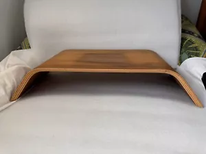 Organizador de soporte de escritorio para monitor de madera de nogal Grovemade - Hecho de la manera más difícil - Imagen 1 de 15