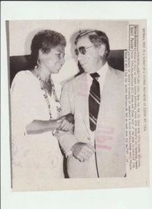 MRS JACKIE ROBINSON-PEE WEE REESE DRAHTFOTO 7-19-77 - Bild 1 von 2
