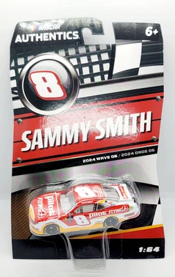 Sammy Smith 2024 Wave 6 NASCAR Authentics Pilot Flying J Pequeña Grieta en plástico Foto 1 de 4