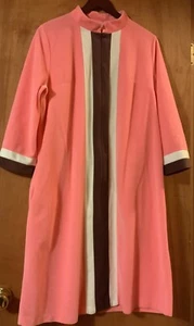 Vintage Vanity Fair Pink Brown Women’s size 16 House Coat Robe Mod Zipper - Picture 1 of 5