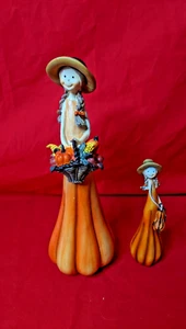 Estatuillas de Acción de Gracias de dos damas con flores - Imagen 1 de 3