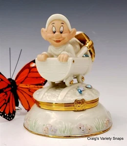 Scatola del tesoro in porcellana LENOX DISNEY Dopey - 24k con ciondolo oro - Foto 1 di 13