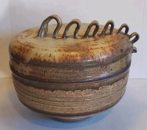 Hand Thrown Casserole Pottery Dish Twisted Ribbon Top & Handle Signed Vintage - Picture 1 of 11