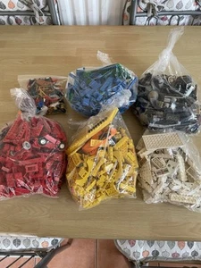 3kg Of Mixed Lego To Include Figures And Separated Colours. - Picture 1 of 4