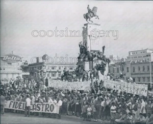 1959 Press Photo Fidel Castro Supporters General Macco Monument Malecon Cuba - Picture 1 of 2