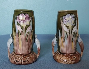 Par de jarrón pequeño mayólica Art Nouveau antiguo flores de iris - marcado 4832 - 5" - Imagen 1 de 8