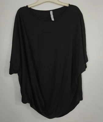 Camiseta Athleta Dolman Assimétrica Preta Tamanho Grande - Imagem 1 de 4