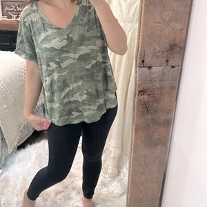 Old Navy grünes Camouflage Kurzarm T-Shirt Baumwollstoff Größe XXlarge - Bild 1 von 5