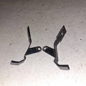 2 X PCS #A1026/1028 MECCANO VOITURE DE CONSTRUCTION (SUPPORT GARDE BOUE AVANT (GAUCHE/DROITE) - Photo 1/2