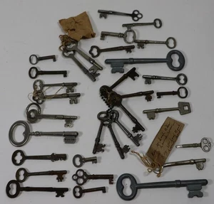 KONVOLUT 32 ANTIKE SKELETSCHLÜSSEL AUS DEM 19. JAHRHUNDERT - ALLE GUTE GRÖßE - Bild 1 von 1