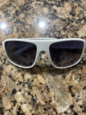 Gafas de sol Pugs Gear con montura blanca Foto 1 de 4