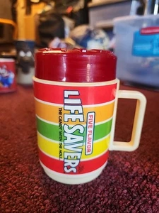 Taza de café caramelo Life Savers vintage con tapa roja de Deka. Hecho en USA - Imagen 1 de 4