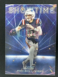 DRAKE MAYE Case Hit Patriots 2025 Panini Score Showtime Insert - Bild 1 von 3