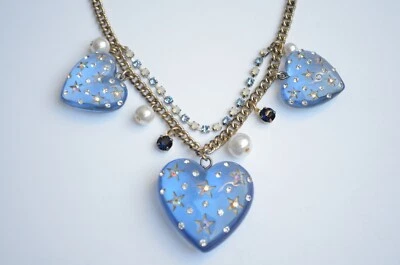 Collar Perlas Estrellas Corazones Lucite Azul Betsey Heavens To Betsey Foto 1 de 4