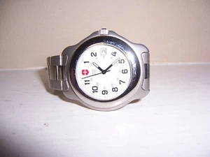 Victorinox Swiss Army Women's 28 mm Quartz Stainless Steel Watch - Picture 1 of 7