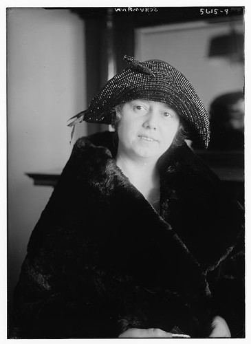 VETEMENTS Schumann donne cappelli abbigliamento pelliccia cappotti fotografie ritratto servizio notizie bagno