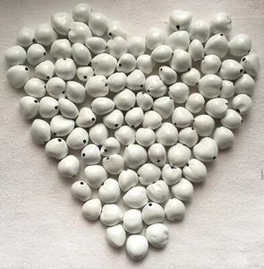 32 Loose Kukui Nuts PAPER WHITE Hawaiian Beads Hawaii Hula Graduation Leis New - Picture 1 of 1