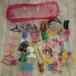 Konvolut - Barbie Puppen Kleidung und Zubehör Koffer Spiel Essen Welpe Verschiedenes Siehe Fotos. - Bild 1 von 10