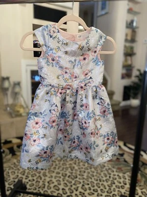 Vestido de fiesta H&M para niñas talla 6-7Y tejido jacquard plateado floral metálico Foto 1 de 4