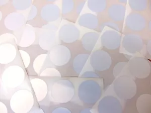 Confezione 66 30mm Rotondo Circolare Durevole Argento Plastica Adesivi Etichette - Foto 1 di 1